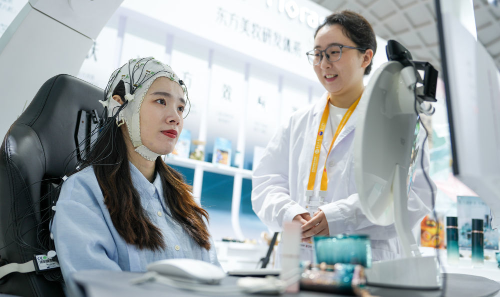 ↑ 4月14日，展商在消博会现场展示美妆多维全息AI感官行为研究系统。新华社记者 杨冠宇 摄