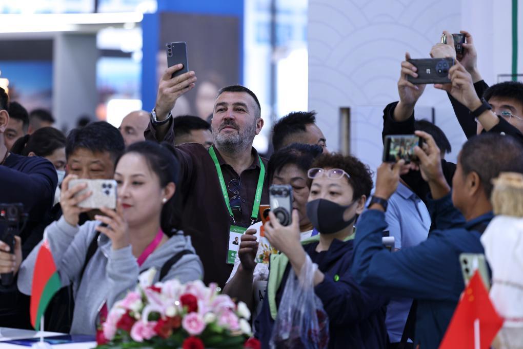 5月17日，参会者在第十届中国—俄罗斯博览会现场拍照。新华社记者 张涛 摄