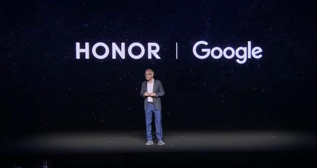 刚刚,荣耀人形机器人热舞亮相欧洲!全球第一个“机器人手机”真机首秀