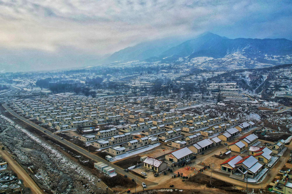 这是甘肃省临夏回族自治州积石山县刘集乡刘集村集中安置点(2024年12月6日摄,无人机照片)。新华社发(张维吉 摄)