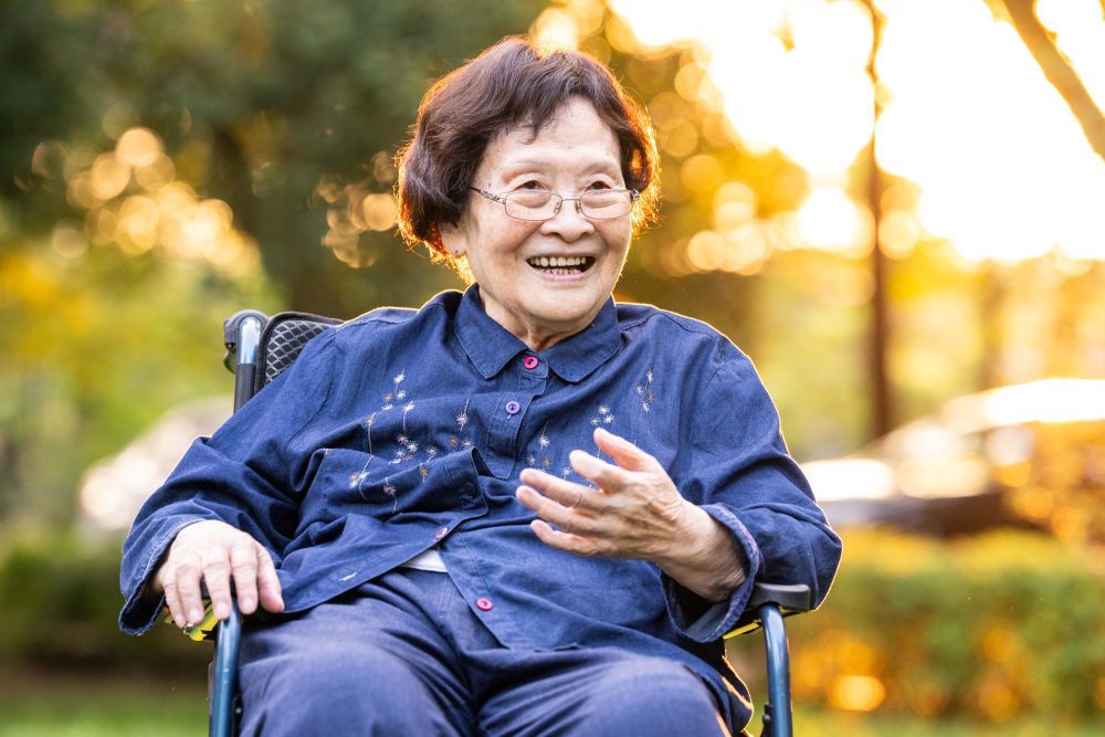 2026年6月15日，“七一勋章”获得者、中国工程院院士钟掘在中南大学岳麓山校区留影。她以一生坚守回应祖国所需，凭不屈风骨开拓自主创新之路。新华社记者 陈思汗 摄