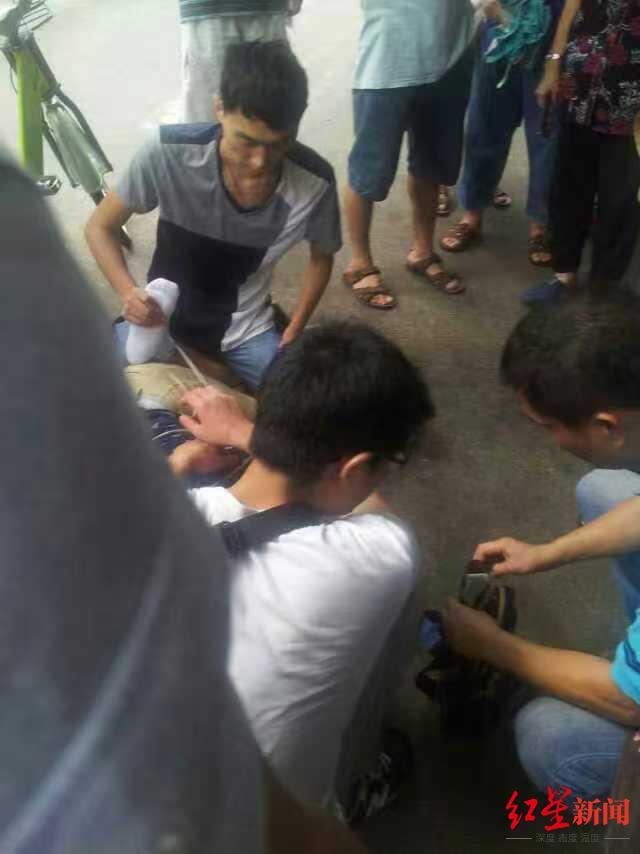 ▲高广辉帮忙摁住小偷照片 受访者供图