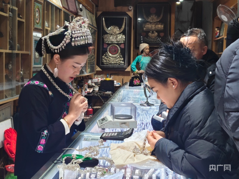 蒙梅香向客户介绍自己的银饰作品（央广网记者 任振国 摄）