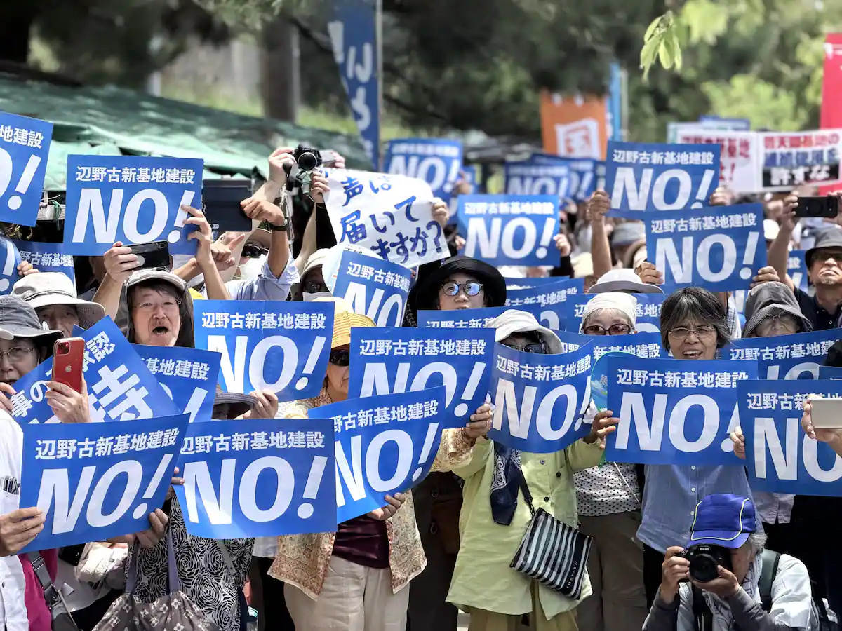 2026年8月1日,冲绳县民众举行抗议集会,反对日本政府推动建设驻日美军边野古基地。