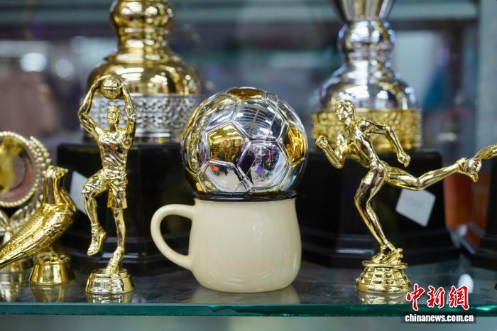 4月21日，义乌商家陈列的足球类奖杯配件。董易鑫 摄