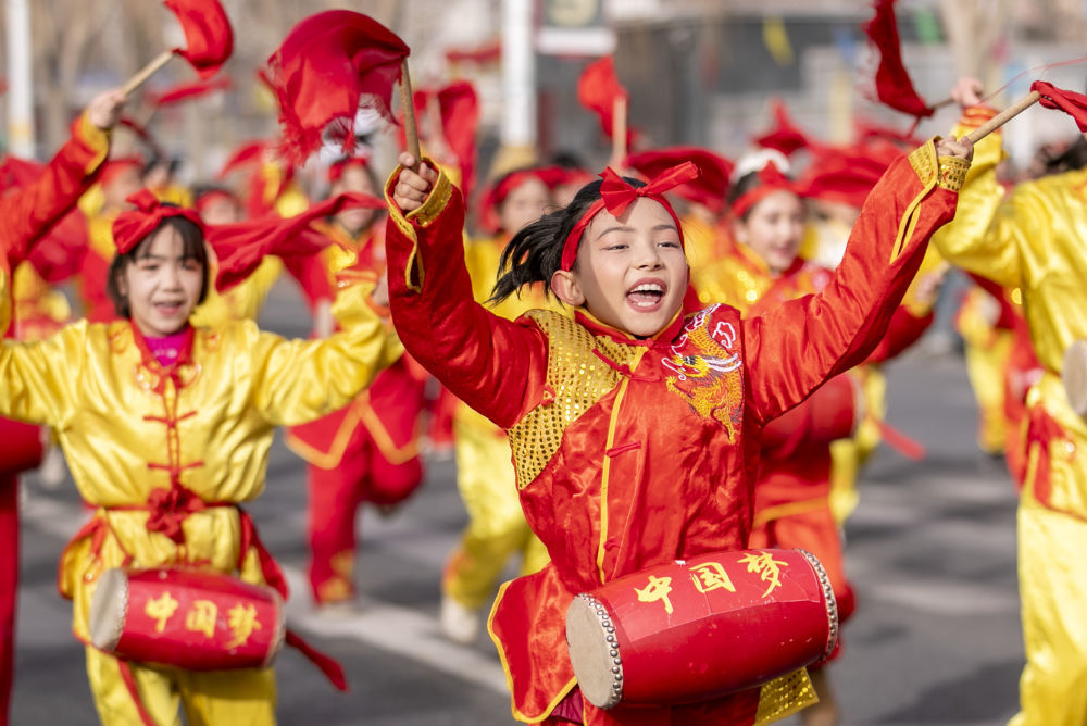 在新疆和田地区洛浦县举办2026年春节社火展演中，小朋友在表演腰鼓（2月17日摄）。新华社发（买买提艾力&middot;艾尼瓦尔 摄）