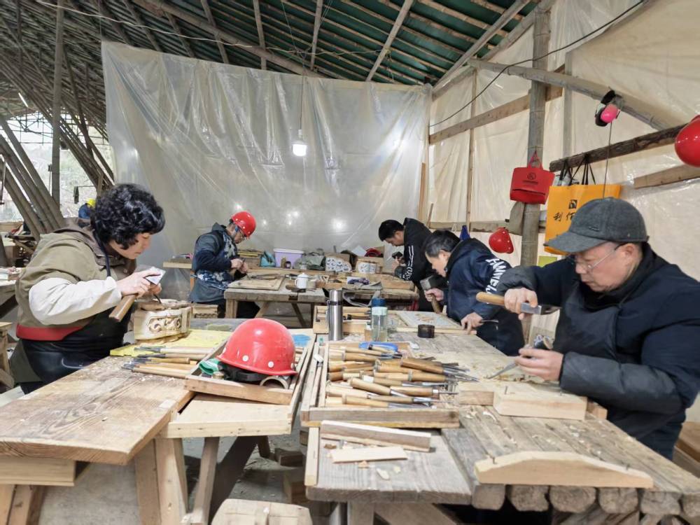 三雕匠人在工棚里埋头雕刻（2026年2月5日摄）。新华社记者赖星 摄