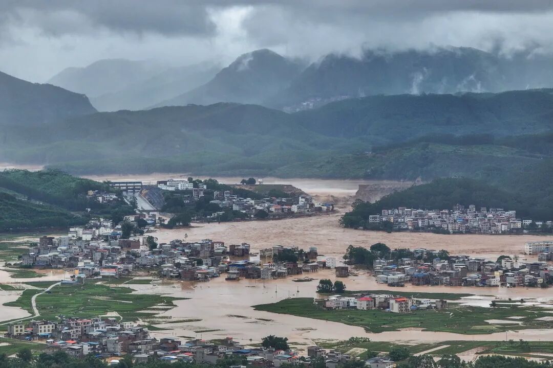 这是7月6日在广西南宁横州市拍摄的六蓝水库缺口险情现场(无人机照片)。新华社记者 曹祎铭 摄