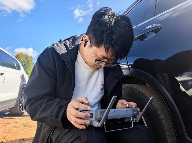 民警操作无人机搜寻