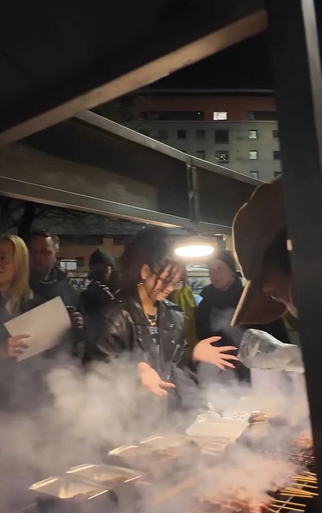 英国曼彻斯特一桥洞下惊现中国烧烤摊,羊肉小串11元,烤茄子卖41元,大批在英的中国留学生正排队购买烤串