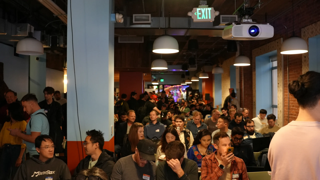 OpenClaw全球首聚,千人挤爆旧金山!龙虾头机器人现场乱逛太炸裂