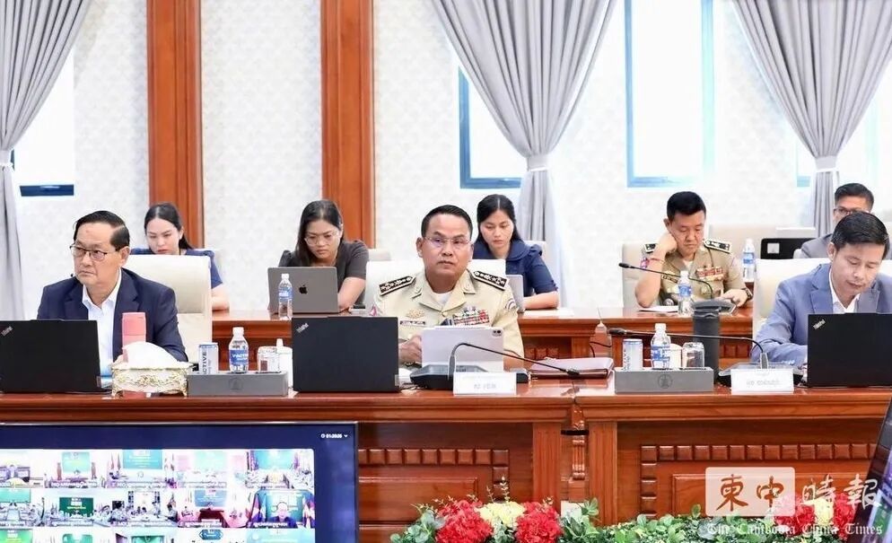 1月6日，柬埔寨全国打击电信网络诈骗行动工作会议在内政部总部举行，会议通过视频连线全国多省市相关部门进行。柬中时报供图