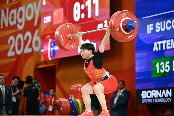 2026年9月25日,中国选手杨柳月在比赛中试举。在爱知·名古屋亚运会举重女子61公斤级决赛中,中国选手杨柳月夺得冠军,并刷新抓举和总成绩世界纪录。新华社记者 于洋 摄