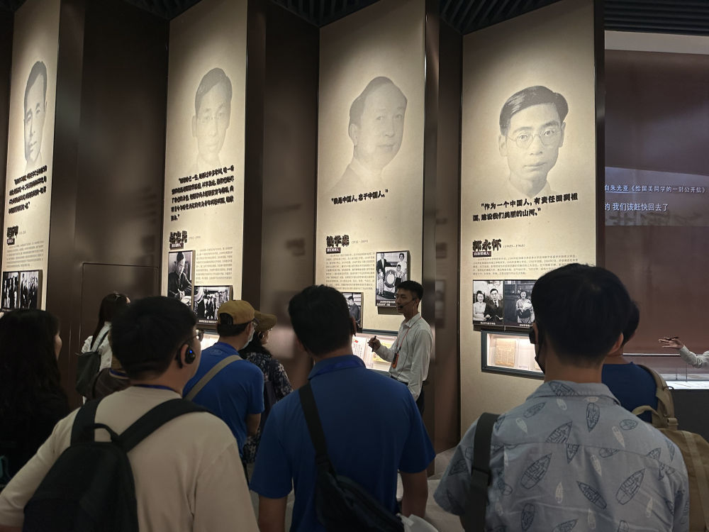 7月8日，营员们参观四川两弹城博物馆。新华社记者 冀泽 摄