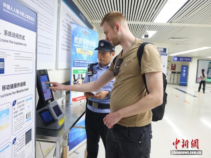 罗湖边检站民警帮助外籍旅客快速通关。罗湖边检站供图