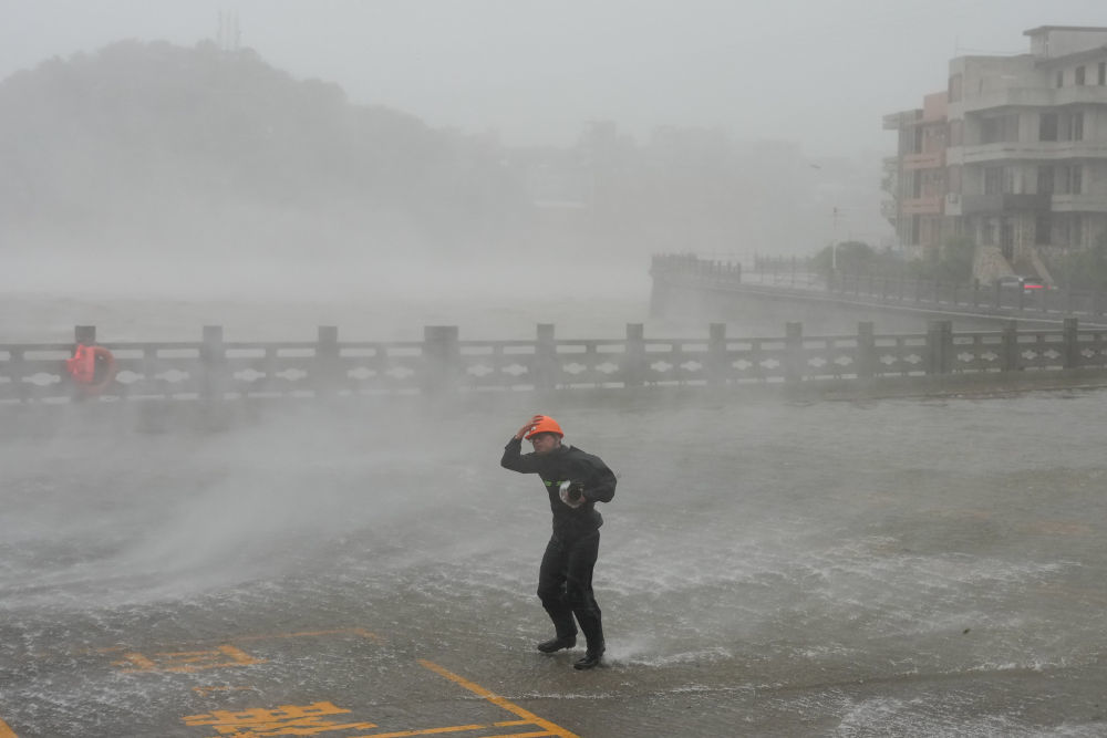 8月9日在浙江台州玉环坎门街道东沙社区拍摄的风雨交加的情景。新华社记者 黄宗治 摄
