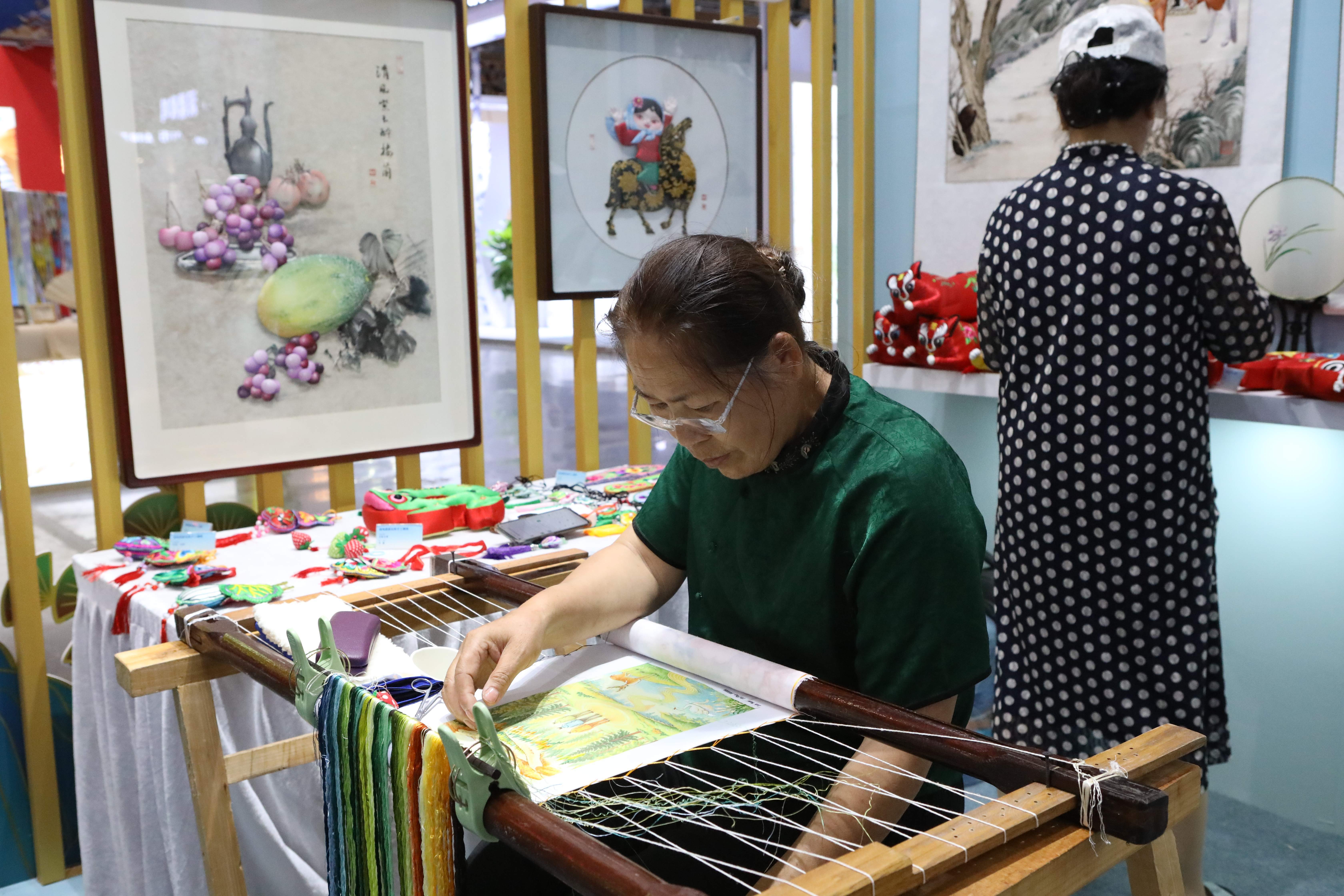手工刺绣非遗代表性传承人李想在活动现场制作绣品。胡杨网记者 李雨浪 摄.jpg