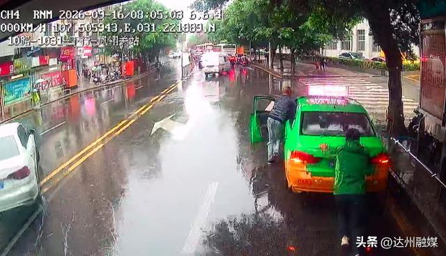 许世强与出租车驾驶员一起推车。(公交公司供图)