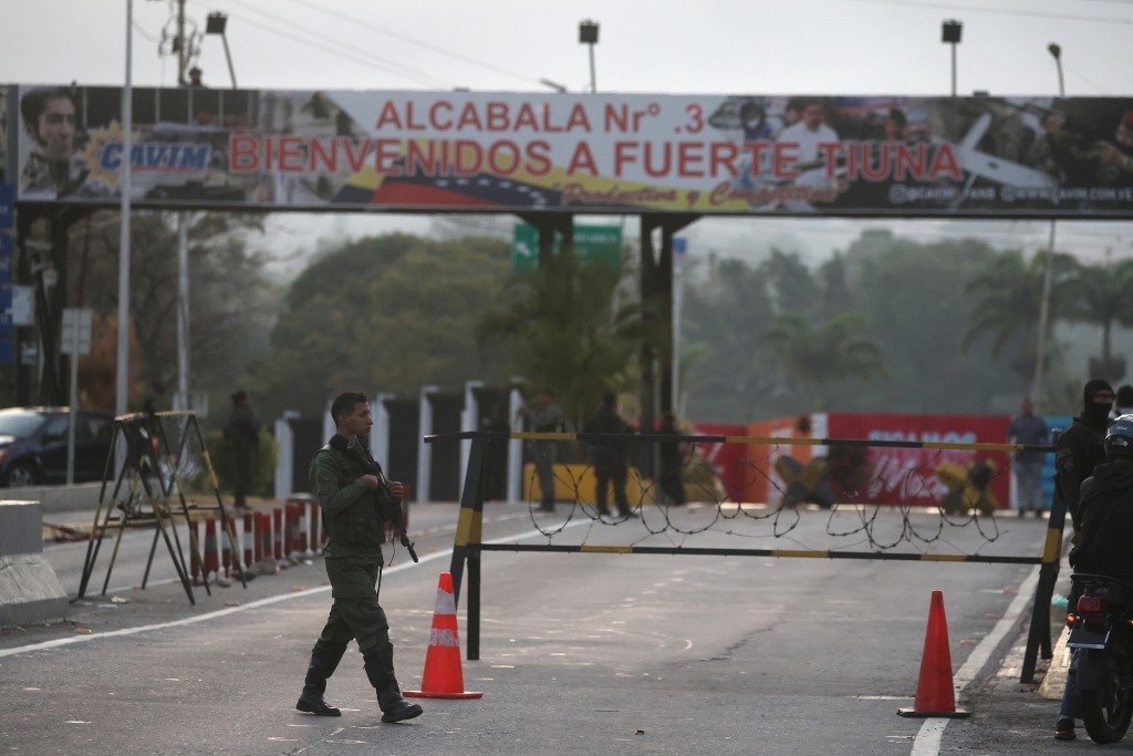 1月3日,委内瑞拉加拉加斯,武装人员在蒂乌纳堡附近的一个检查站执勤。