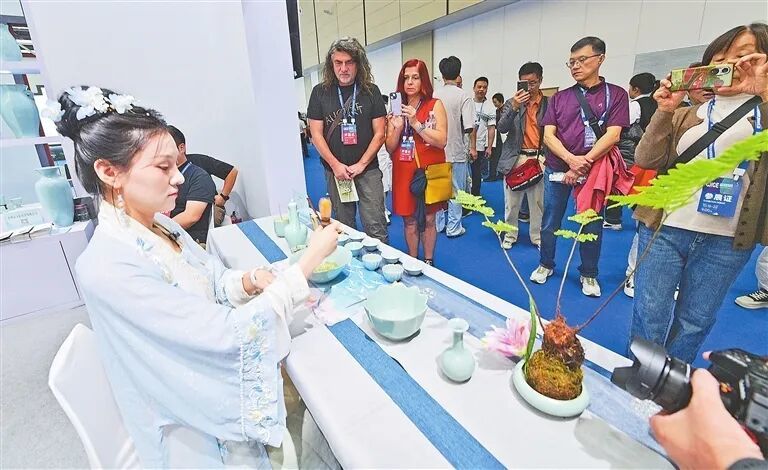 10月18日，景德镇国际陶博城，来自不同国家的游客在欣赏茶道表演。