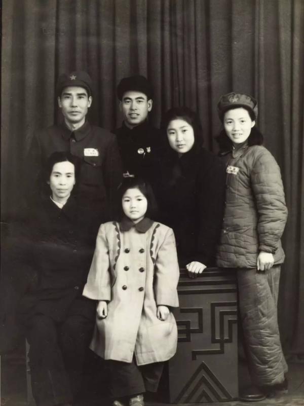 1950年在南京。前排左起：贺子珍、贺小平、李敏、李立英，后排左起：贺敏学、毛泽东警卫员