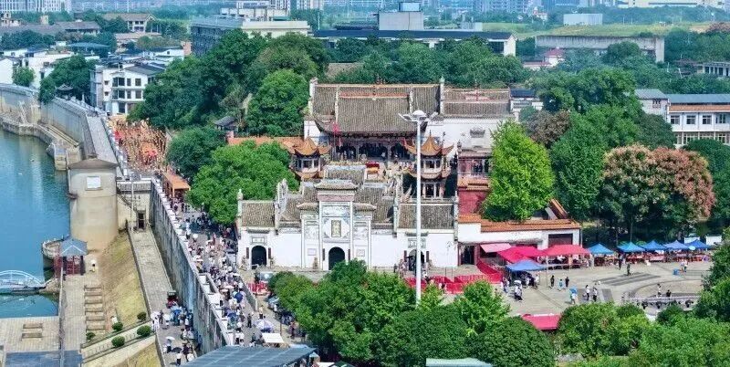 陶公庙会现场人流如织。