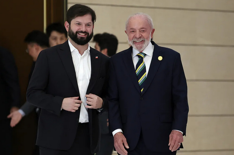 2025年5月13日,中国北京,巴西总统卢拉(右)与智利总统鲍里奇在中国CELAC论坛部长会议开幕式前聊天,准备合影。 视觉中国