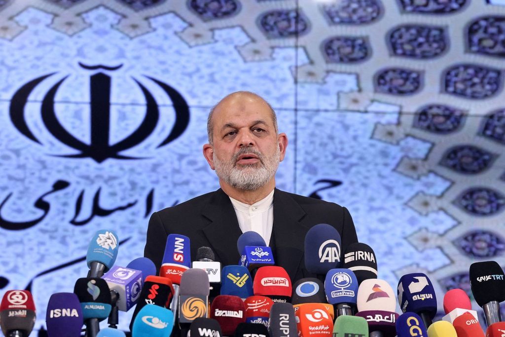 当地时间2024年3月4日,伊朗德黑兰,时任伊朗内政部长艾哈迈德·瓦希迪在新闻发布会上发表讲话。视觉中国