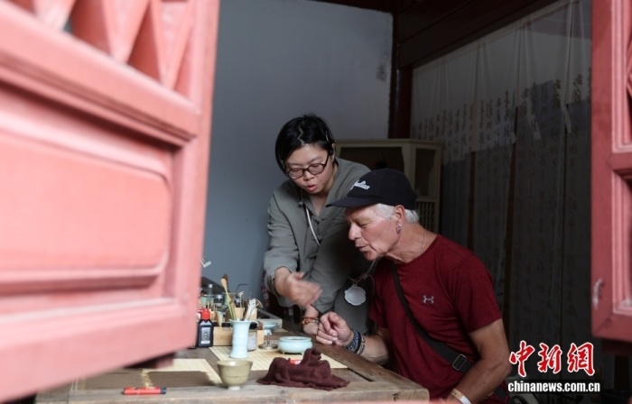 资料图:云南建水,外国游客在手工制香作坊体验。毛建军 摄
