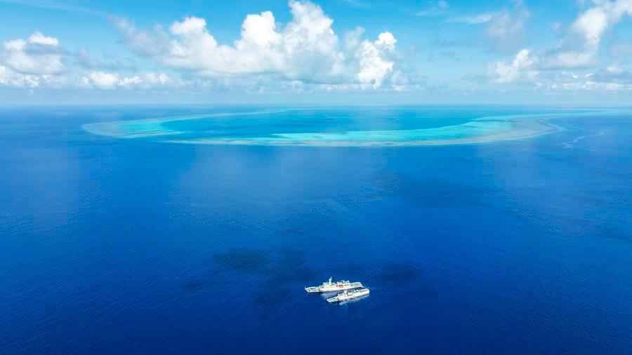 7月8日,海警海陵舰(上)与大吉舰在南海黄岩岛海域进行人员物资过驳作业(无人机照片)。新华社记者王鹏摄