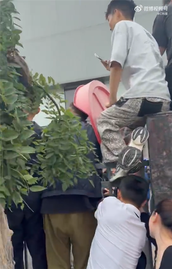 雷军为小米澎程首批车主开车门 现场人挤人 还有人爬墙围观 众人高呼雷总