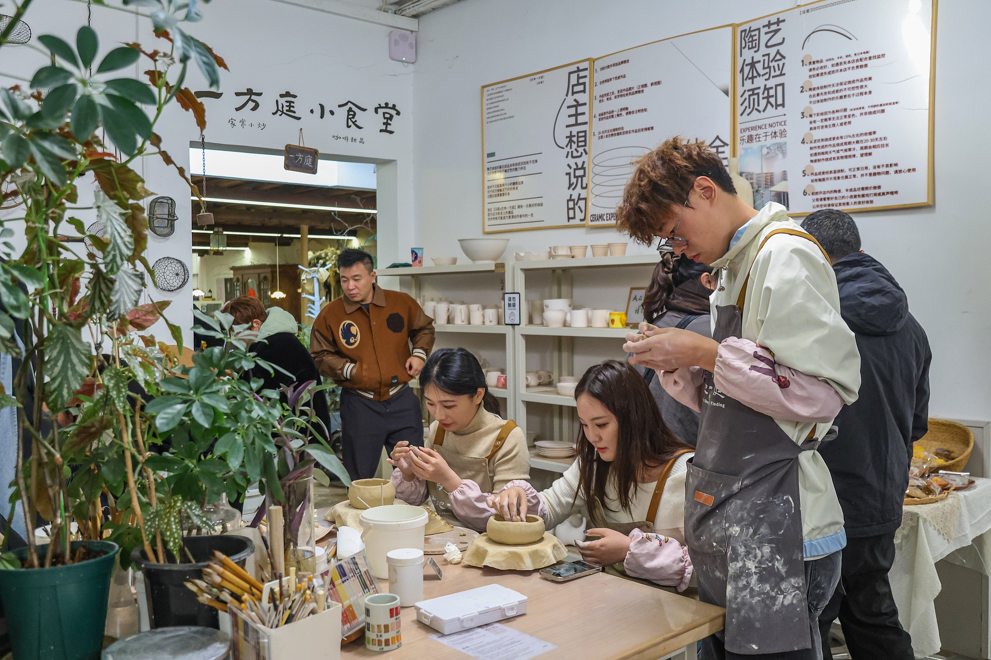 创意陶瓷小店吸引游客光顾