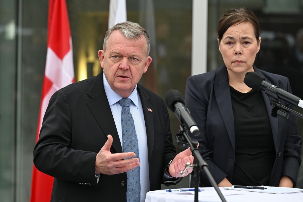 1月14日，美国华盛顿，丹麦外交大臣拉斯穆森（左）和格陵兰岛自治政府外交部长莫茨费尔特在丹麦驻美国大使馆举行记者会。