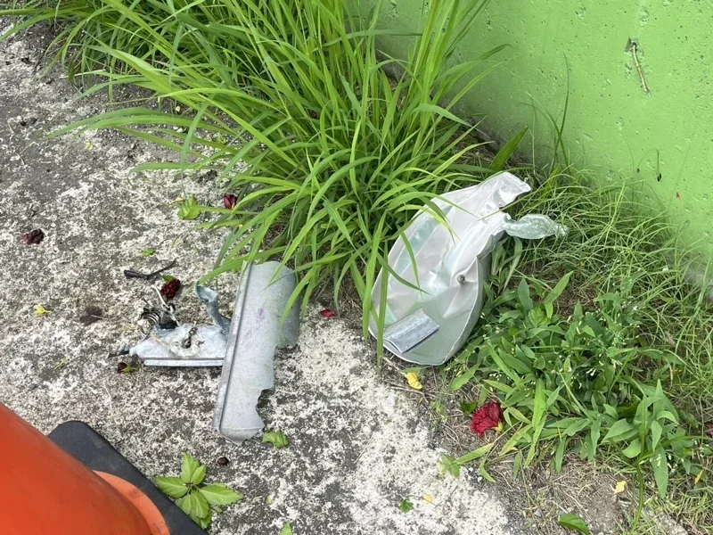 17日下午，花莲空军基地一架F-16战机起落架轮胎擦撞路灯，灯罩掉落。图源：台湾联合新闻网