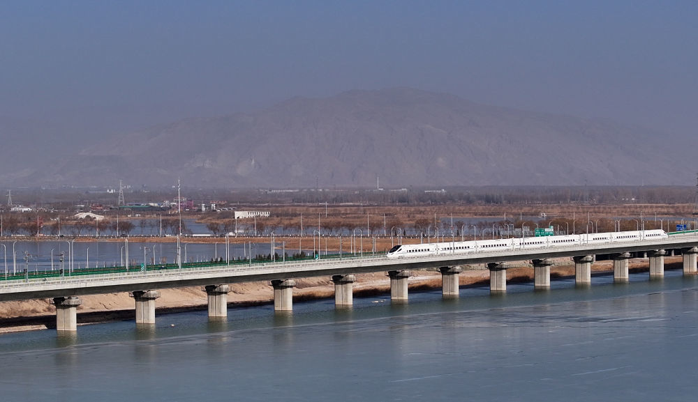 2025年12月23日，包银高铁首发列车D4667次动车组行驶在石嘴山境内。新华社记者 王鹏 摄