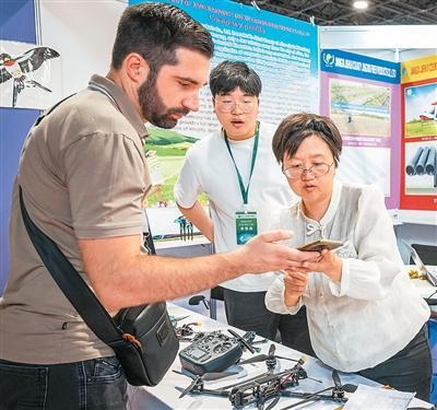 图为2025年6月26日,在匈牙利布达佩斯举行的2025年中国品牌商品(中东欧)展上,参观者与中国参展商洽谈。班库蒂·山多尔摄(新华社发)