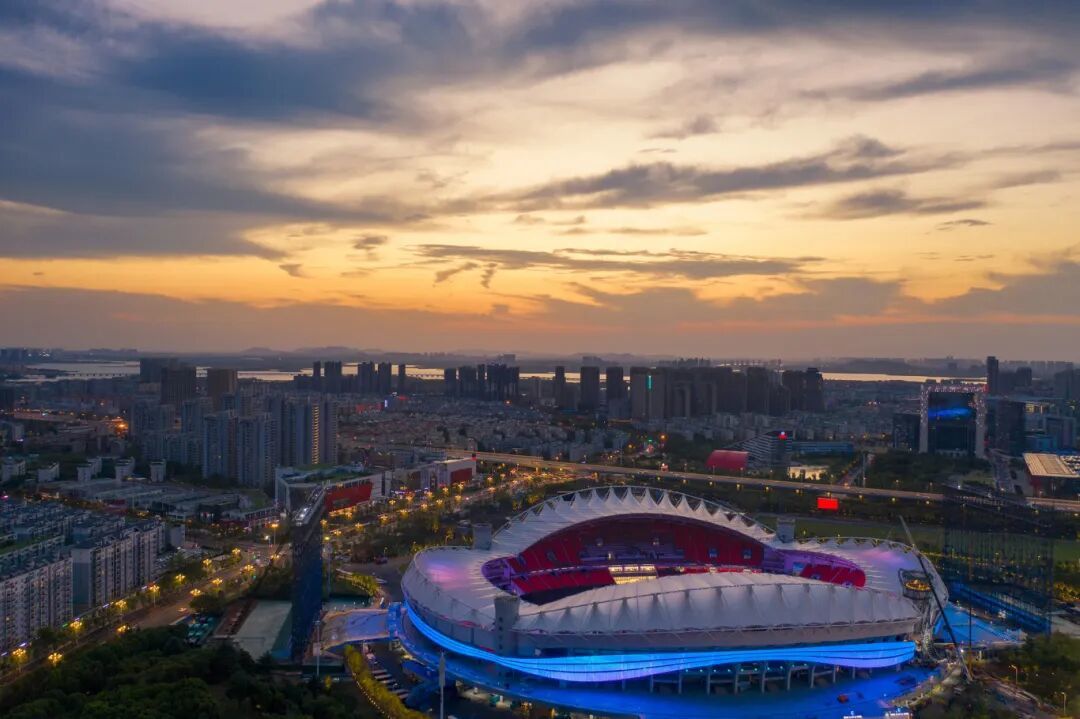 摄图网_501550328_banner_夕阳落日下的武汉体育中心场馆（企业商用）.jpg