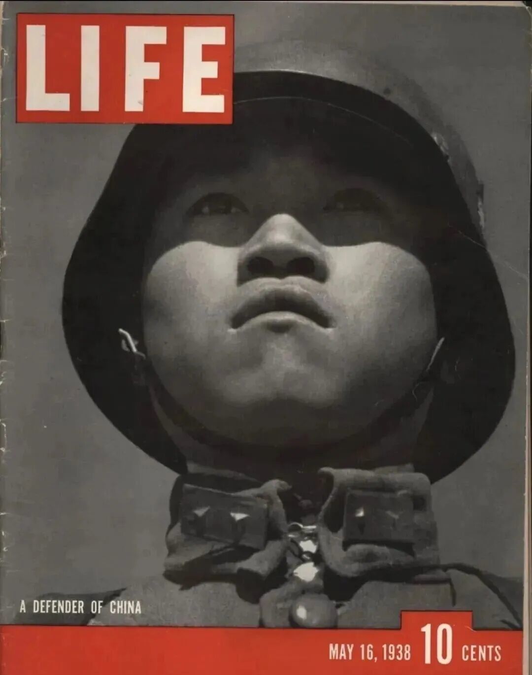 1938年春,汉口,美国记者卡帕拍摄了一位15岁的中国士兵,目光坚毅的他,抬着头,即将奔赴前线。没人知道他是否活下来。照片发在美国《LIFE》杂志封面,只写了几个字:A DEFENDER OF CHINA——中国的保卫者。