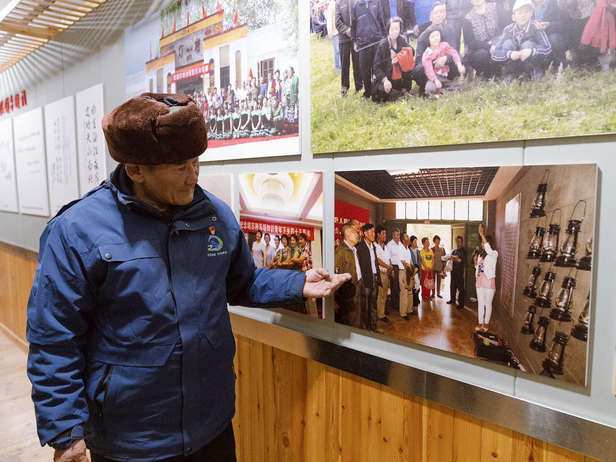 1月24日,在贺娇龙曾支持打造的新疆昭苏县网红景点灯塔知青馆内,讲解员格敏江为游客介绍贺娇龙事迹。新华社记者 周生斌 摄