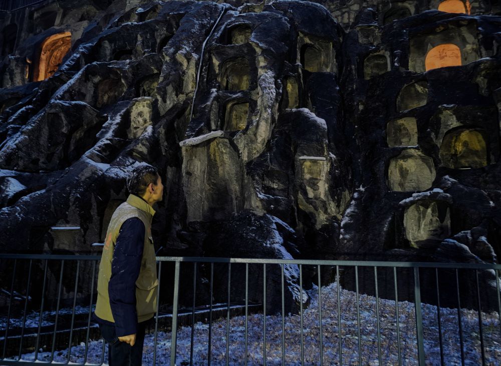 2025年12月31日雪夜,马朝龙在进行石窟巡查工作。新华社记者 袁月明 摄