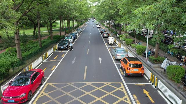 路边公共泊位停车。