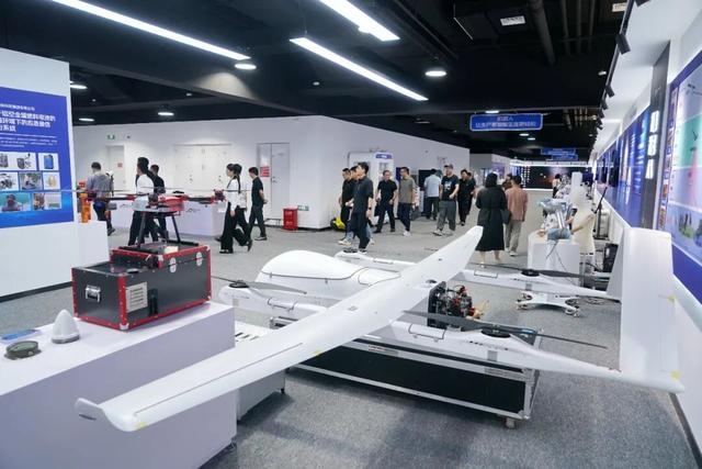 2025年6月10日,参观者在第二届“雄安未来之城场景汇”活动现场参观 牟宇 摄