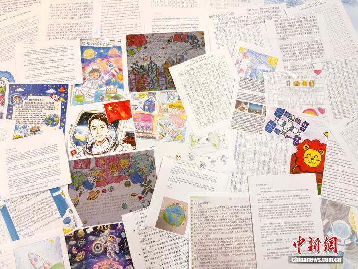 9月12日，记者从香港科技创新教育联盟处获悉，“星河有信‧港梦飞天”给航天员黎家盈家书征集活动，共有近300所香港中小学参与，收集到约5200封来自香港中小学、大专学生的家书作品。主办方供图