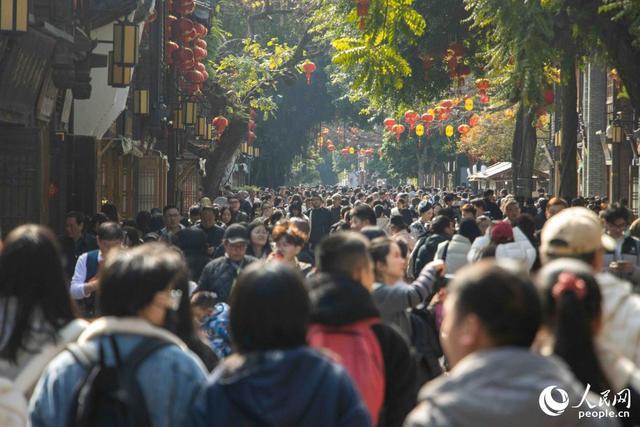 2026年春节假期，福州三坊七巷游人如织。人民网 林铭贤摄