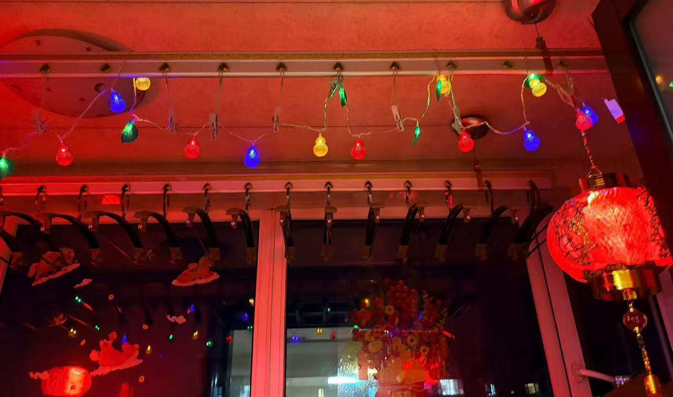 ▲居民家中布置的彩灯 受访者供图