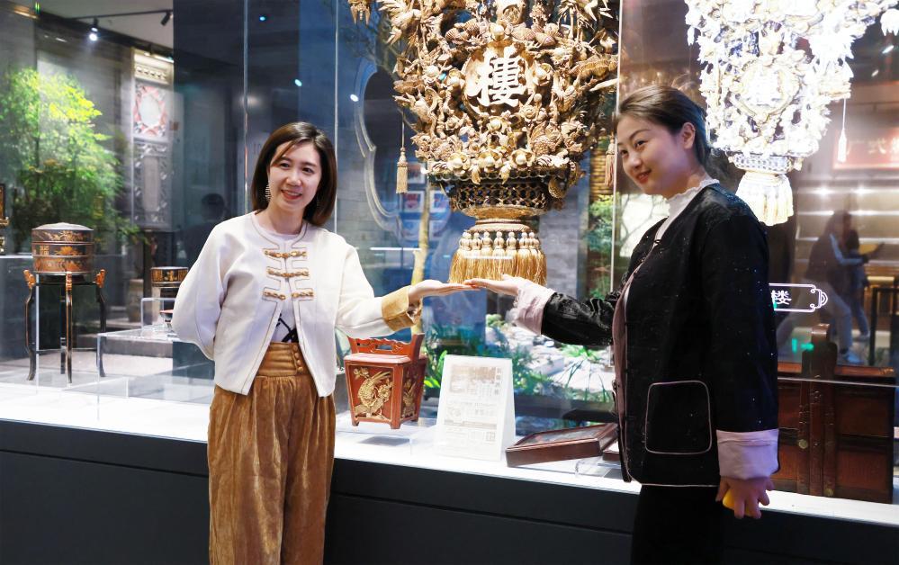 消费者在广州酒家粤菜博物馆里拍照留念。受访者供图