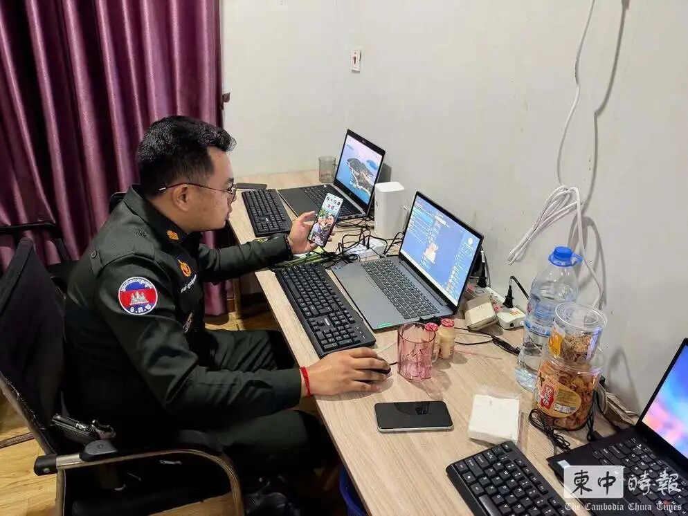 执法人员现场检查涉案电脑设备。(图源《柬中时报》)