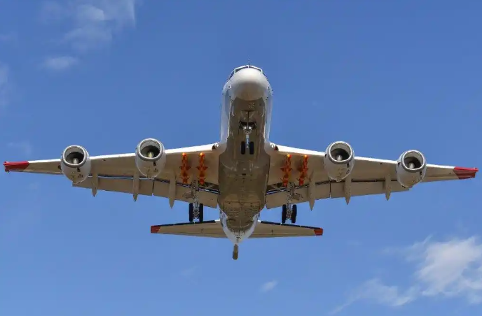 日本P-1反潜巡逻机具备一定的对海和对地打击能力,其机翼下挂载了4枚反舰导弹。