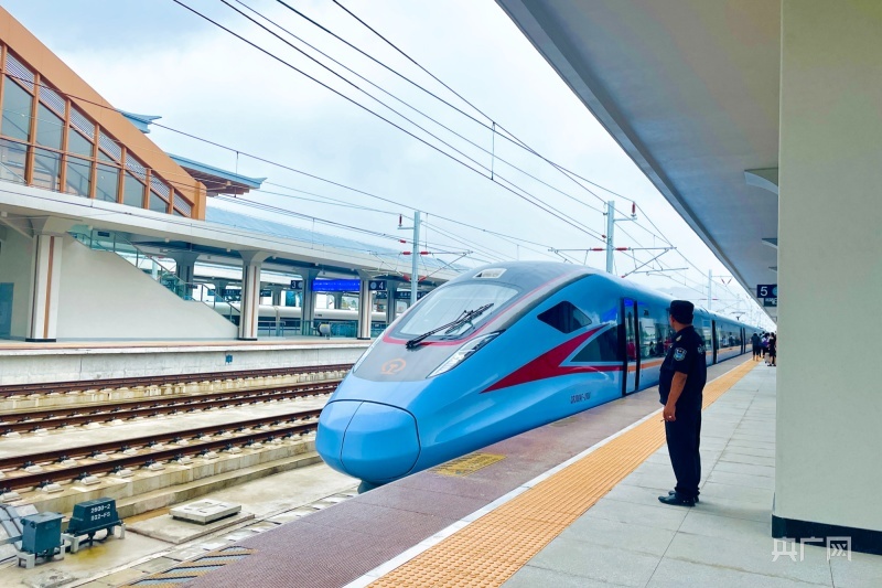 从贵阳北站发出的列车缓缓驶进荔波站（央广网记者 杨贇 摄）