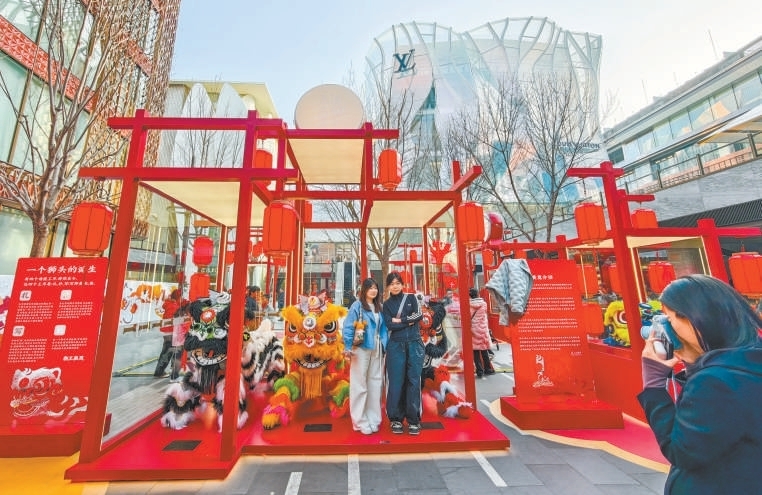 三里屯太古里商圈推出“狮王入京”主题展，吸引众多市民游客前来观赏拍照。本报记者 邓伟摄